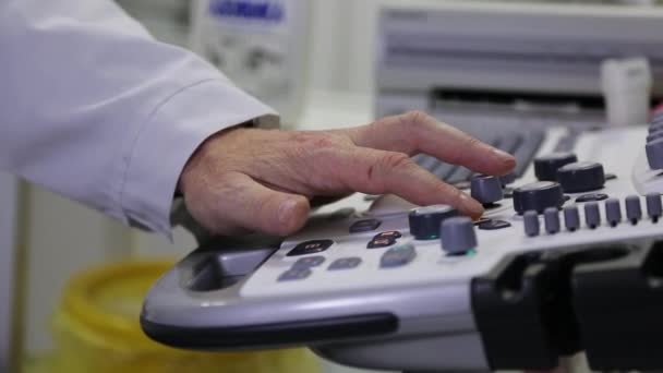 Médico Está Trabajando Máquina Ultrasonido Cerca — Vídeo de stock