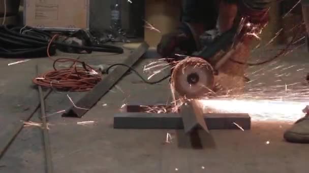 人工作圆锯在车库 热金属的火花飞 人工作在钢 — 图库视频影像