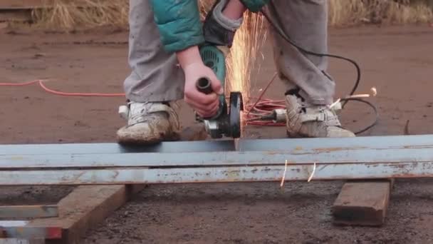 Člověk Pracuje Ulici Kruhové Pile Mouchy Jiskřičky Horkého Kovu — Stock video