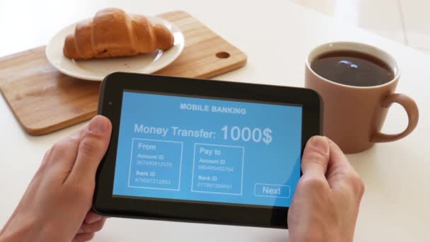 Une Personne Effectue Transfert Utilisant Banque Internet Sur Tablette Vue — Video