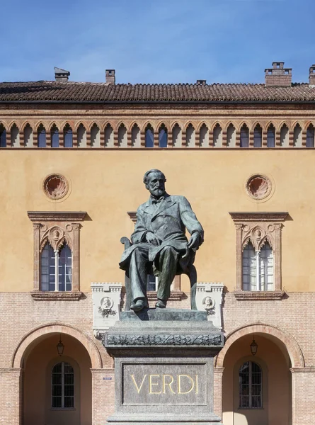 Памятник Джузеппе Верди — стоковое фото