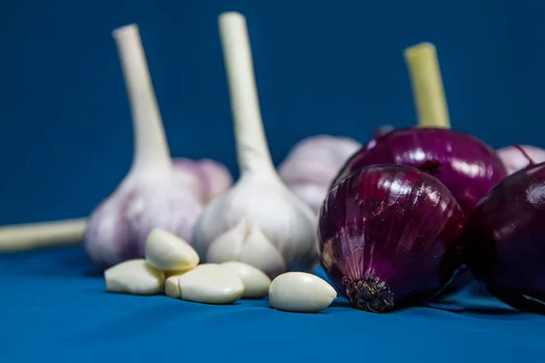 Légumes Sains Sur Fond Bleu Ail Frais Allium Bulbus Allii — Photo