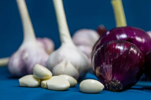 Légumes Sains Sur Fond Bleu Ail Frais Allium Bulbus Allii — Photo