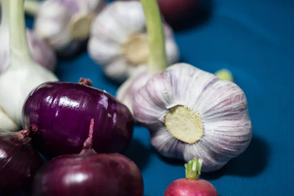 Légumes Sains Sur Fond Bleu Ail Frais Allium Bulbus Allii — Photo
