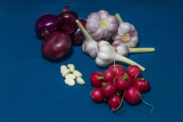 Légumes Sains Sur Fond Bleu Radis Ail Frais Allium Bulbus — Photo