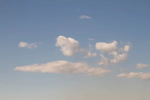 Witte Wolken Tegen Blauwe Lucht Zonnige Dag — Stockfoto