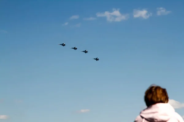 Mavi Gökyüzüne Karşı Askeri Uçak Güneşli Bir Gün Uçak Savaşçı — Stok fotoğraf