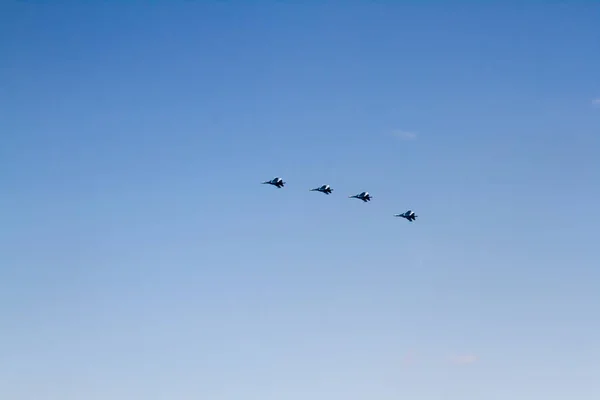 Militaire Vliegtuigen Tegen Blauwe Lucht Zonnige Dag Vliegtuigen Strijders — Stockfoto