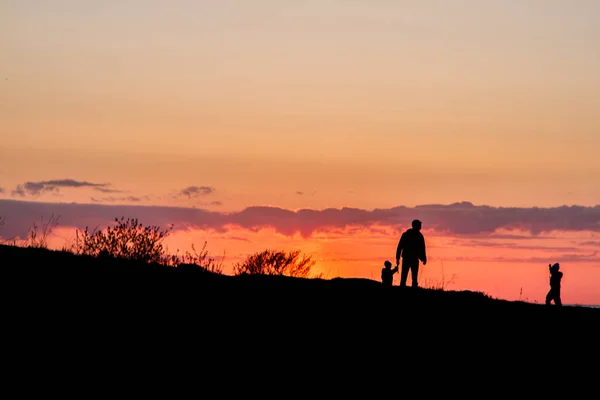 Silhouetten Van Mensen Een Achtergrond Van Rode Hemel Zonsondergang Aan — Stockfoto