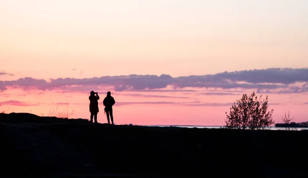 Des Silhouettes Gens Sur Fond Ciel Rouge Coucher Soleil Sur — Photo