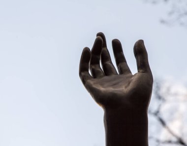 mavi gökyüzü bir arka plan üzerinde adam eli