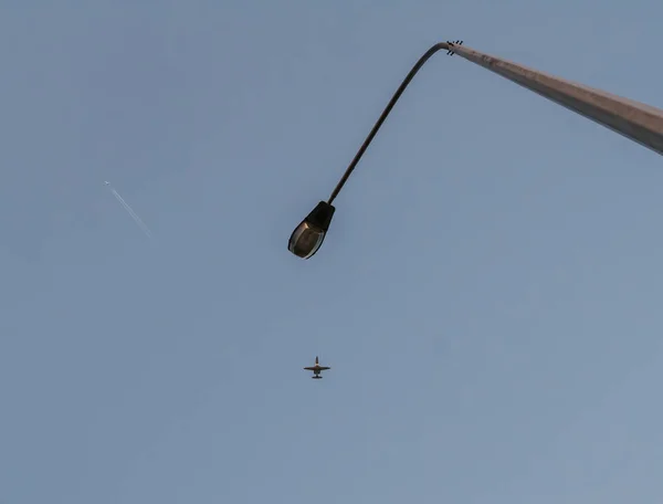 Mavi Gökyüzüne Karşı Küçük Bir Yolcu Uçağı Uçak Fener Yaz — Stok fotoğraf