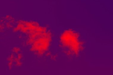 Bulutlar ve gökyüzü teması üzerine soyutlama. Arka plan için farklı renkler için seçenekler. Fotoğraf ilkbaharda açık güneşli bir günde çekilen.