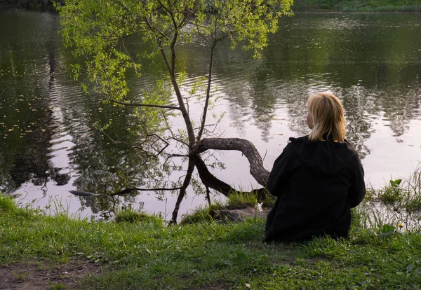 Girls Sitting Lake Evening Sunset Quiet Weather Scandinavia — Stock Photo, Image