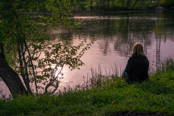 Girls Sitting Lake Evening Sunset Quiet Weather Scandinavia — Stock Photo, Image