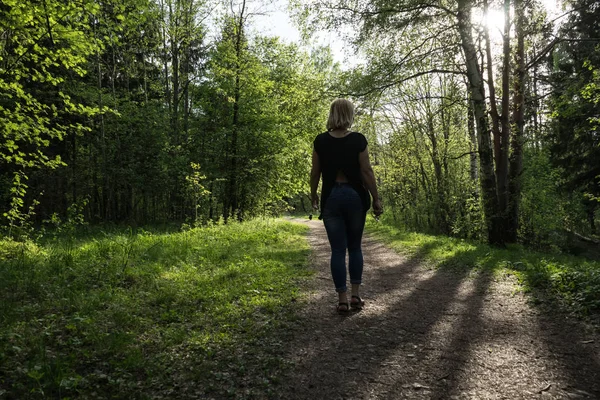 Une Jeune Fille Marche Dans Parc Printemps Journée Chaude — Photo