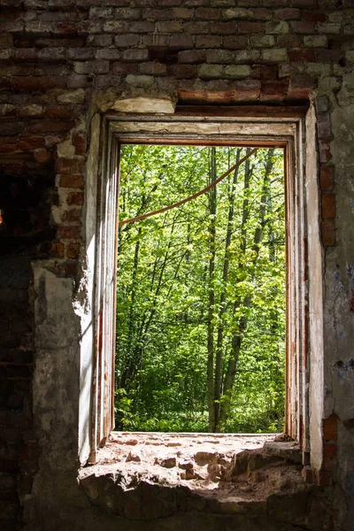 Alten Backsteinbau Ruiniert Von Der Zeit Fensteröffnung Einer Ziegelwand Frühling — Stockfoto