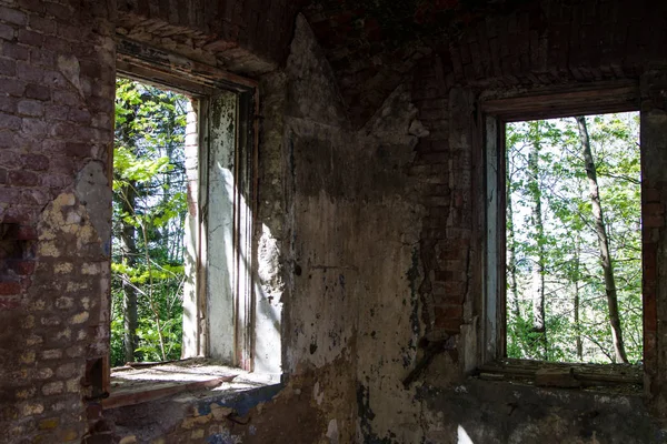 Alten Backsteinbau Ruiniert Von Der Zeit Fensteröffnung Einer Ziegelwand Frühling — Stockfoto