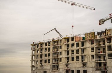 Yeni, bitmemiş, konut binaları. Evin duvarlarının inşaatı. Kötü bir gün..