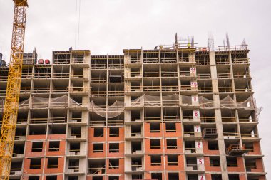 Yeni, bitmemiş, konut binaları. Evin duvarlarının inşaatı. Kötü bir gün..