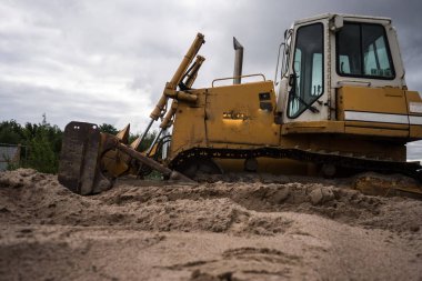 Buldozer işte. Yolun altında bir kum tabanı inşaatı. Bahar gündür..
