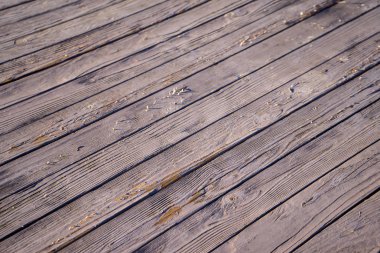 Eski ahşap dokudan arka plan. Panolar gri boya ile okşadı. Evin dışında ahşap masa.