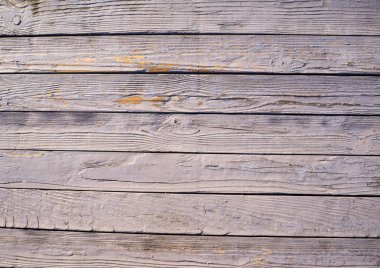 Eski ahşap dokudan arka plan. Panolar gri boya ile okşadı. Evin dışında ahşap masa.