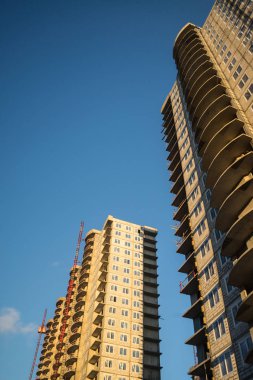 Yeni, bitmemiş, konut binaları. Evin duvarlarının inşaatı. Kötü bir gün..