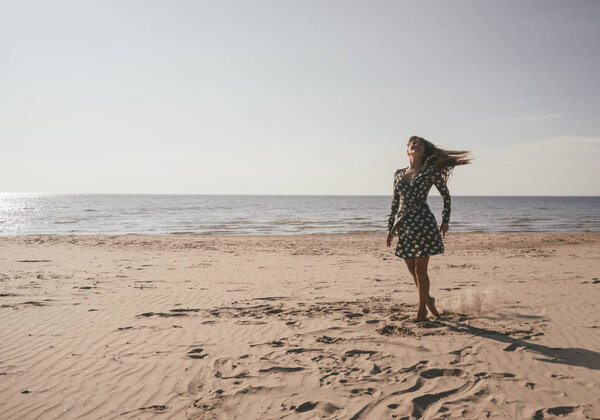 Молодая девушка на пляже. Побережье Финского залива. Вечер, солнечная погода
.