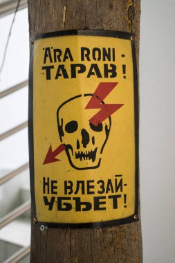 Estonya ve Rusça yazıt. 