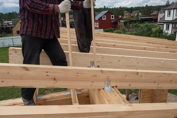 Arbeiter Zimmerleute Die Mit Dem Vorschlaghammer Holzstifte Hämmern Details Eines — Stockfoto