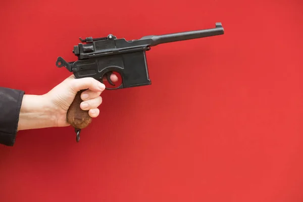 Mão Com Uma Arma Fundo Vermelho Mockup Armas Tamanho Real — Fotografia de Stock