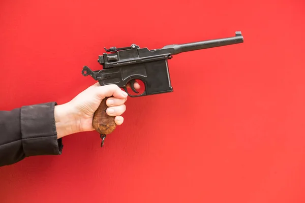 Hand Med Pistol Röd Bakgrund Life Size Vapen Mockup Sommarkväll — Stockfoto