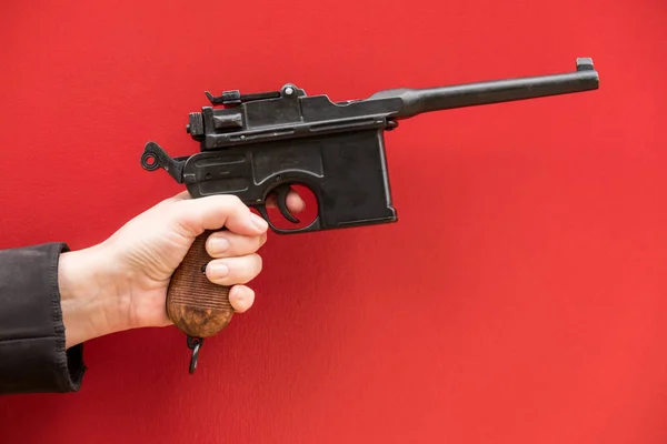 Hand Med Pistol Röd Bakgrund Life Size Vapen Mockup Sommarkväll — Stockfoto
