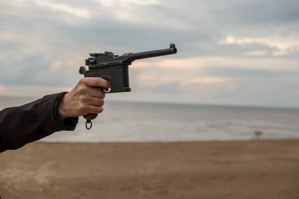 Mão Com Uma Arma Contra Céu Nuvens Mockup Armas Tamanho — Fotografia de Stock