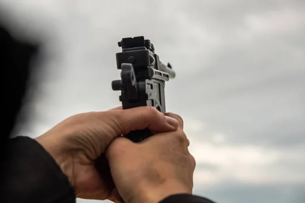 Mão Com Uma Arma Contra Céu Nuvens Mockup Armas Tamanho — Fotografia de Stock