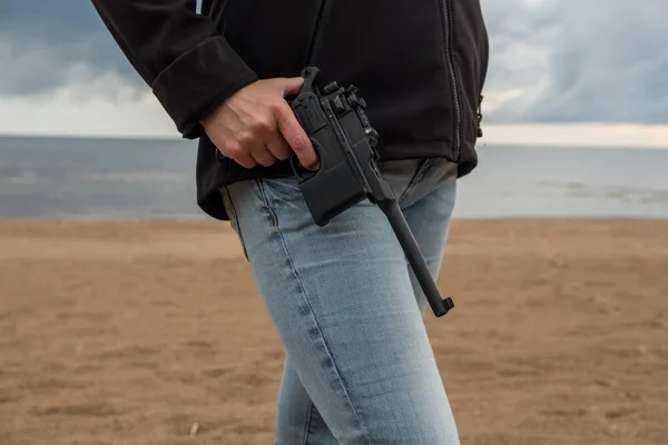 Flicka Jeans Med Pistol Handen Life Size Vapen Mockup Sommarkväll — Stockfoto