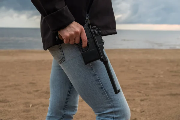 Miúda Jeans Com Uma Arma Mão Mockup Armas Tamanho Real — Fotografia de Stock