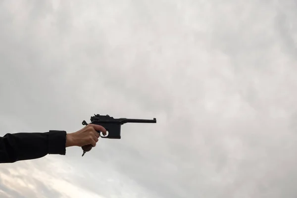 Mão Com Uma Arma Contra Céu Nuvens Mockup Armas Tamanho — Fotografia de Stock