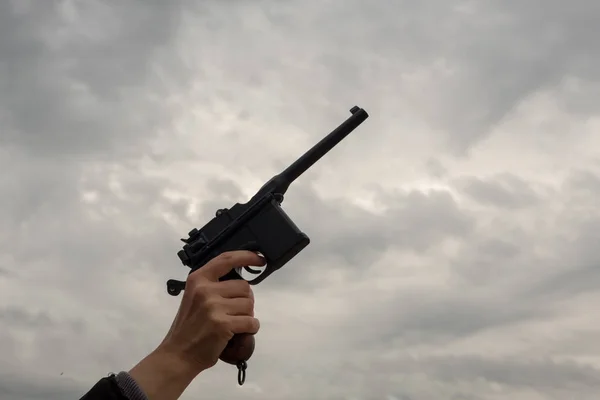 Mão Com Uma Arma Contra Céu Nuvens Mockup Armas Tamanho — Fotografia de Stock