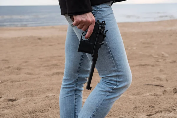 Flicka Jeans Med Pistol Handen Life Size Vapen Mockup Sommarkväll — Stockfoto