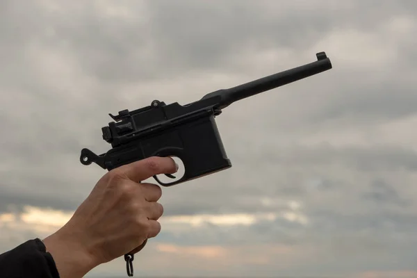 Mão Com Uma Arma Contra Céu Nuvens Mockup Armas Tamanho — Fotografia de Stock