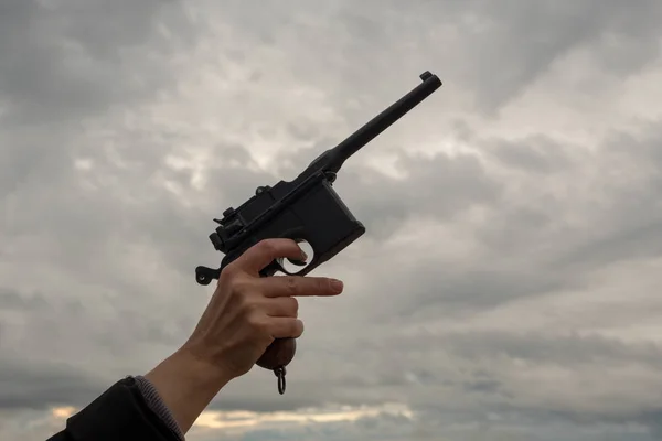 Mão Com Uma Arma Contra Céu Nuvens Mockup Armas Tamanho — Fotografia de Stock