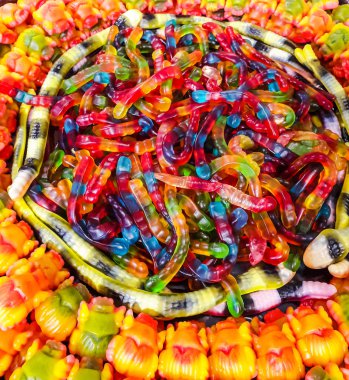 Çok renkli tatlılar, vitrindeki bir dükkanda marmelat. Çeşitli şekillerde renkli tatlılar.