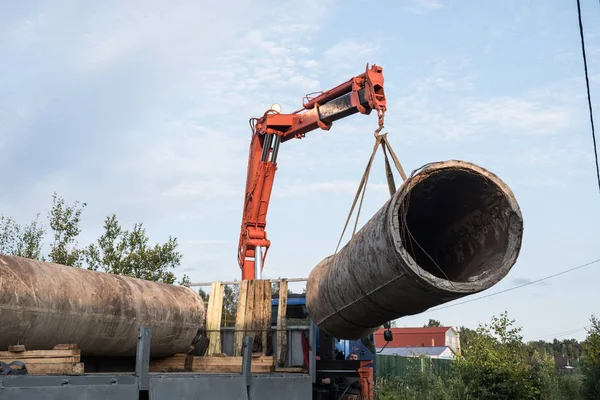 Red Crane Boom Blue Sky Car Manipulator Unloads Pipe Construction — Stock Photo, Image