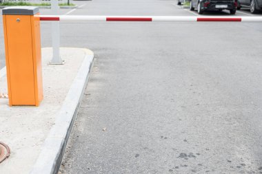 Otoparkta otomatik bariyer. Yaz, bulutlu gün.