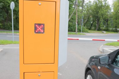Otoparkta otomatik bariyer. Ateşi yasaklamak. Kızıl Led haçı. Yaz, bulutlu gün.