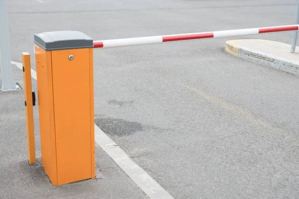 Otoparkta otomatik bariyer. Yaz, bulutlu gün.