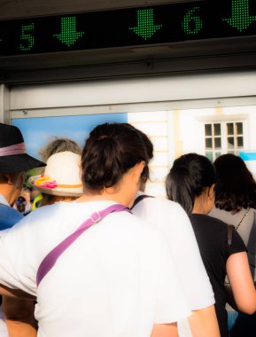 Çinli turistler müzeye açılan kapıdan geçiyor. Elektronik bilet girişi otomatik olarak açar. Yaz güneşli bir gündür..