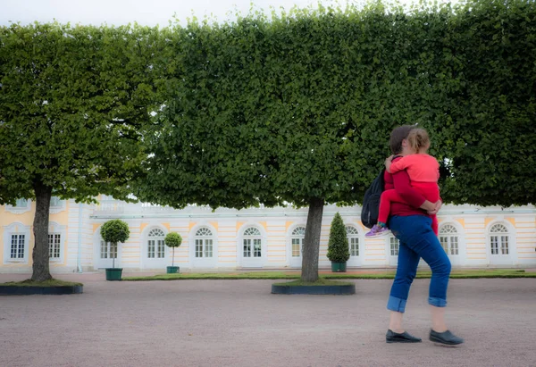 Benen Van Mensen Achtergrond Van Een Historisch Gebouw Toeristen Lopen — Stockfoto